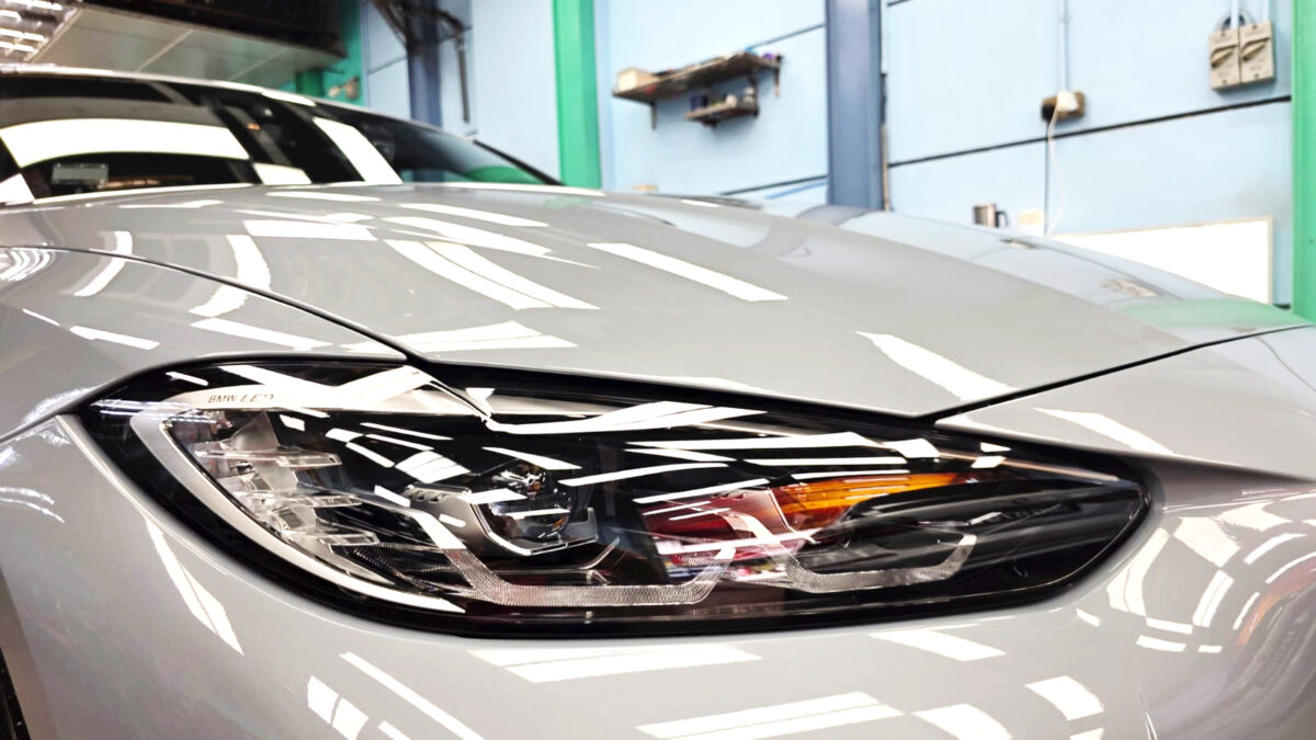 Glossy bodywork of the BMW i4 after coating.