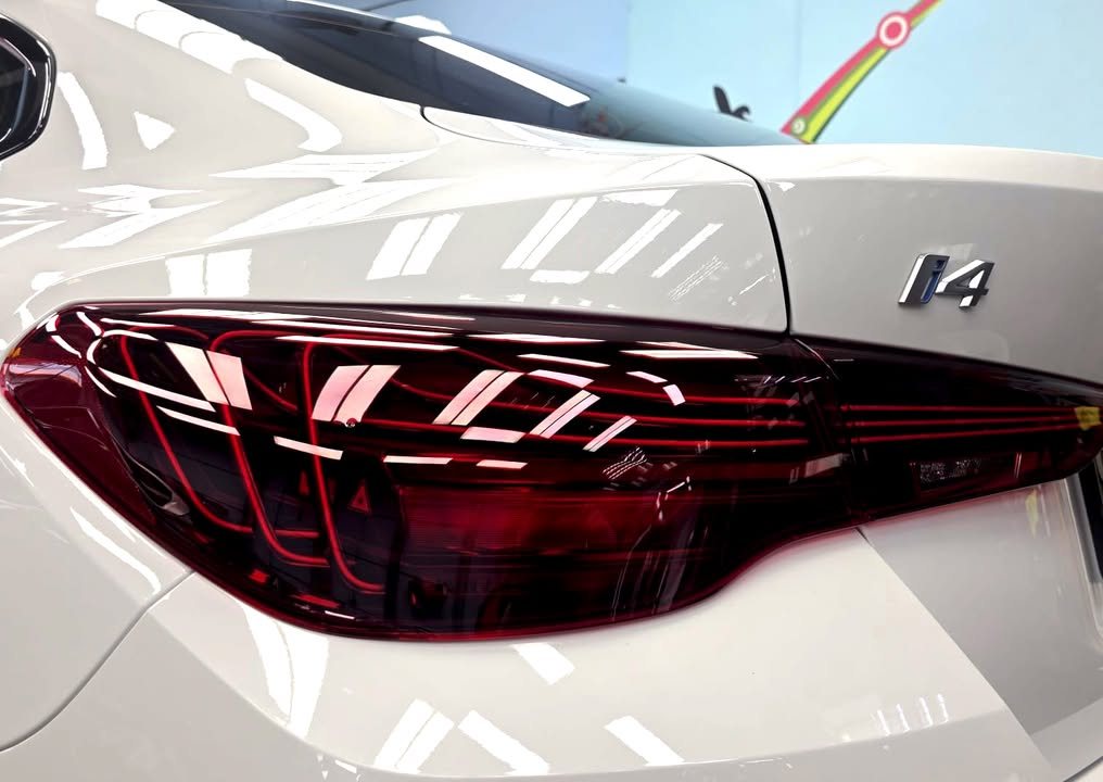 Close-up of the i4 tail light and badge on the white boot lid.