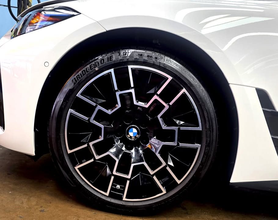 Two-tone alloy wheel on the white BMW i4.