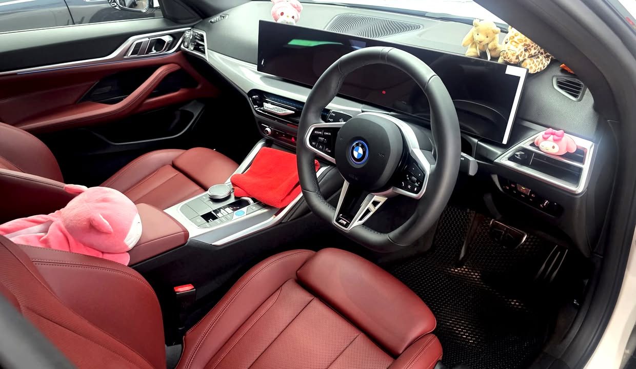 Red leather seats and black dashboard inside the BMW i4.