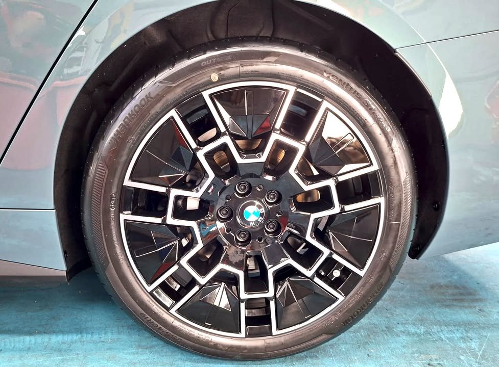 Two-tone multi-spoke wheel on the BMW i4.