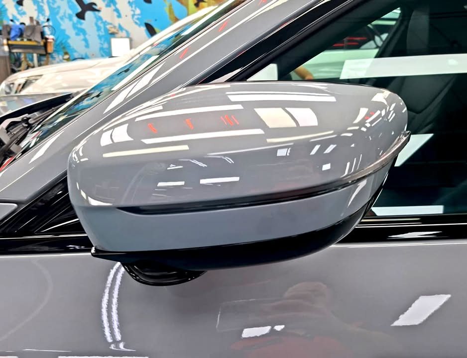 Close-up of the light grey door mirror cap on the BMW i4.