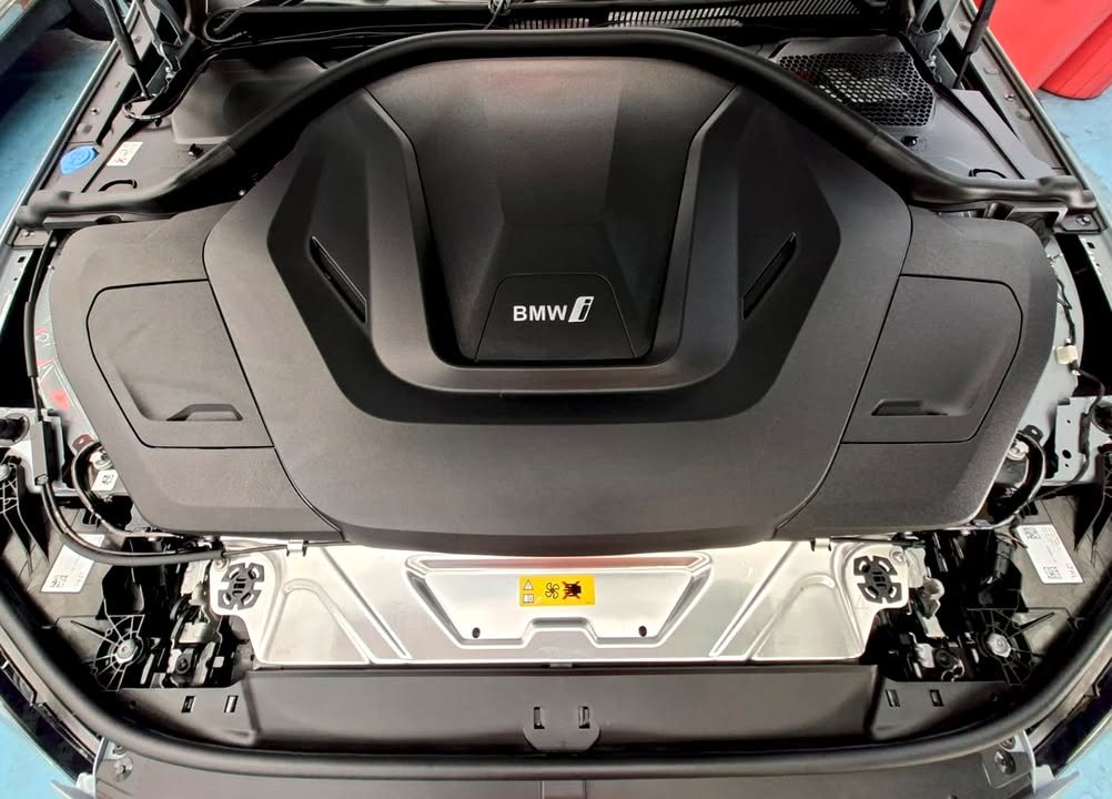 Front compartment of the BMW i4 with the BMW i cover.