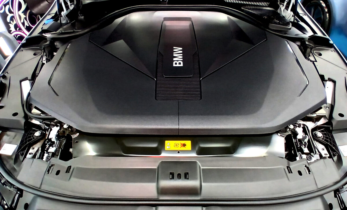 Detail of the BMW i5's bodywork sealed with ZeTough Titanium.