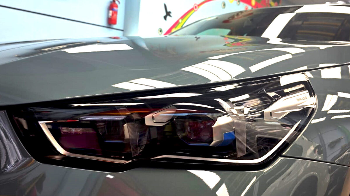 The i5's coated paintwork showing clean reflections.