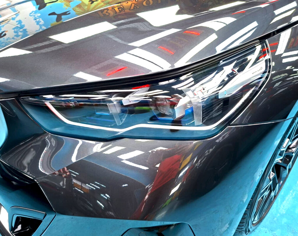 Glossy bodywork of the BMW i5 after coating.