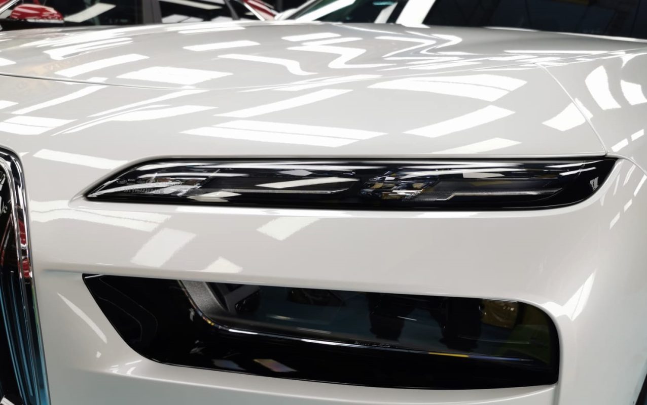 The i7's coated paintwork showing clean reflections.