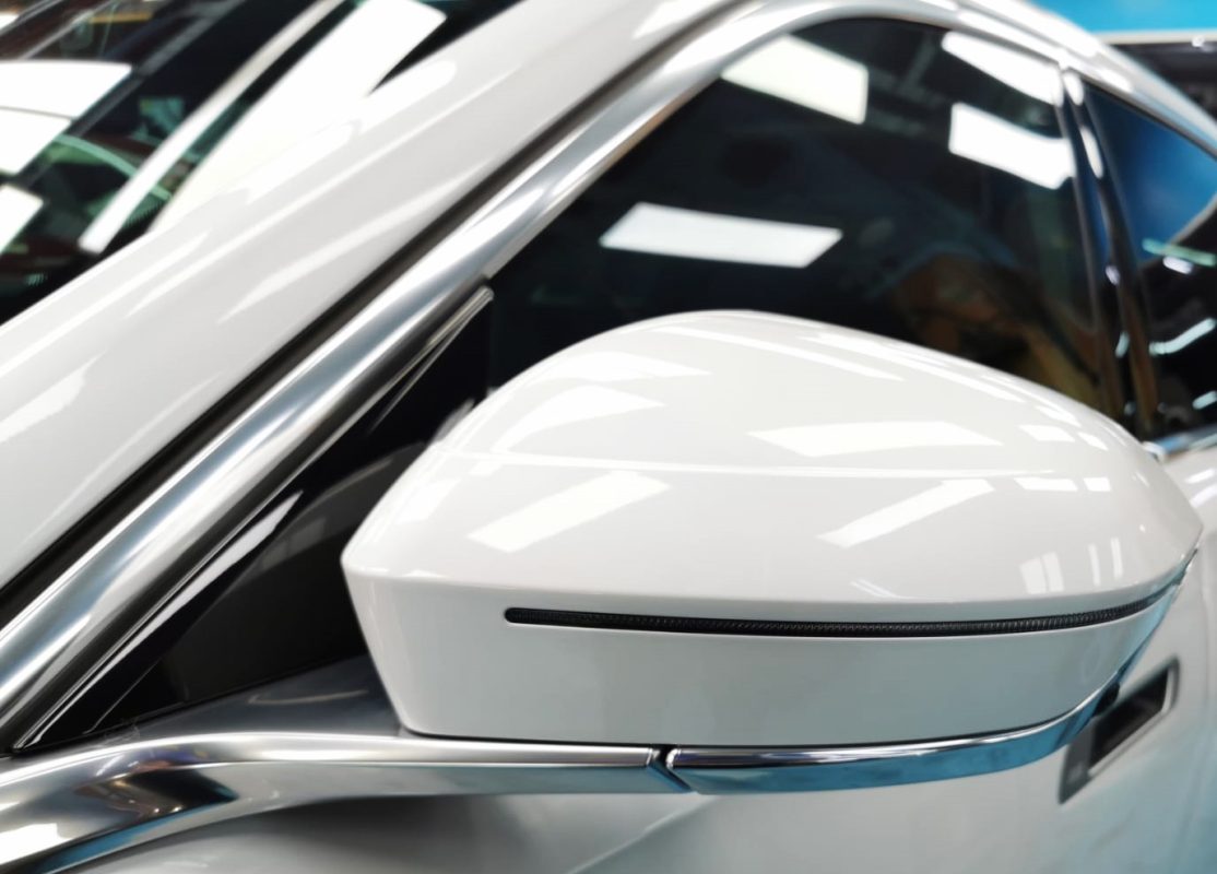 Side panel of the BMW i7 with the titanium finish locked in.