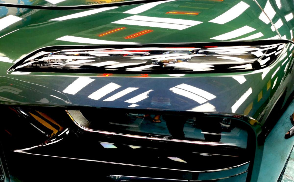 The i7's coated paintwork showing clean reflections.