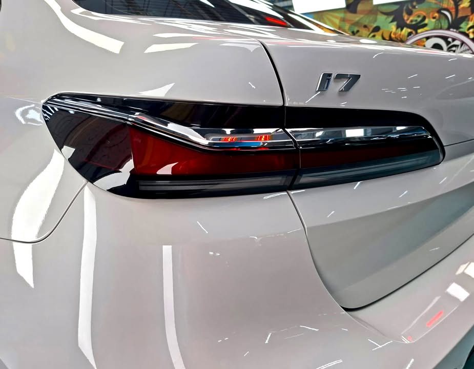 Close-up of the i7 tail light and badge on the white boot lid.