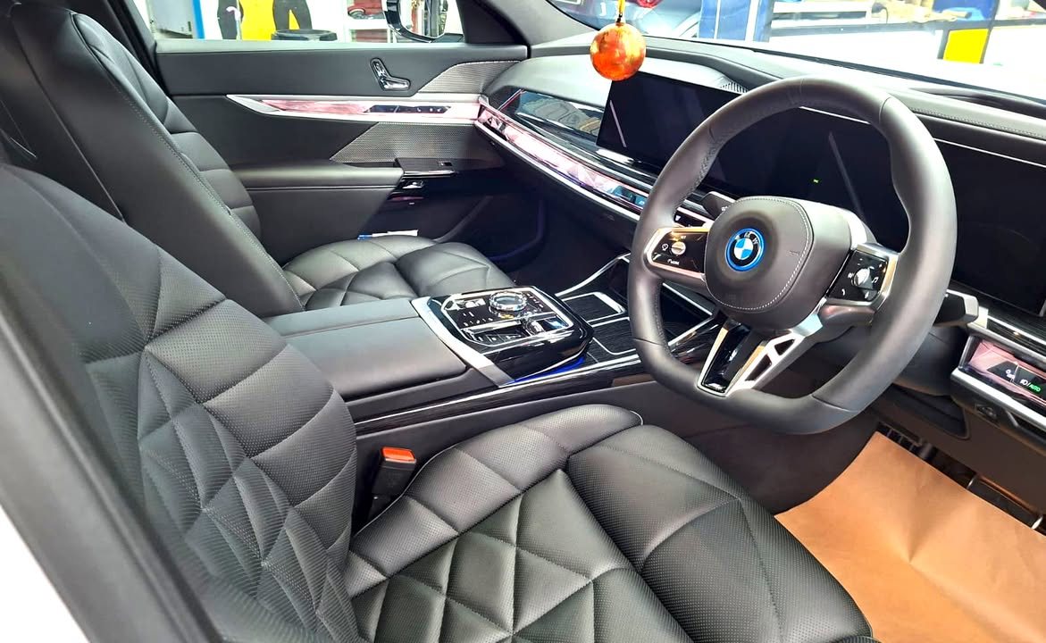 Black quilted leather front seats and steering wheel inside the BMW i7.