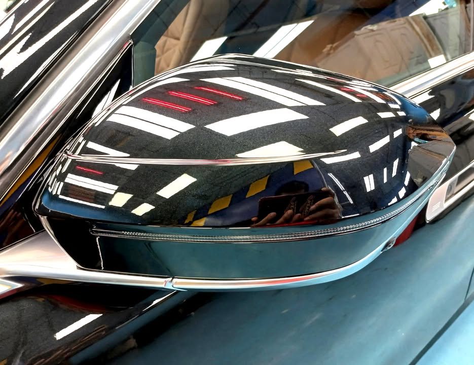 Black wing mirror on the i7 with a deep gloss reflection.