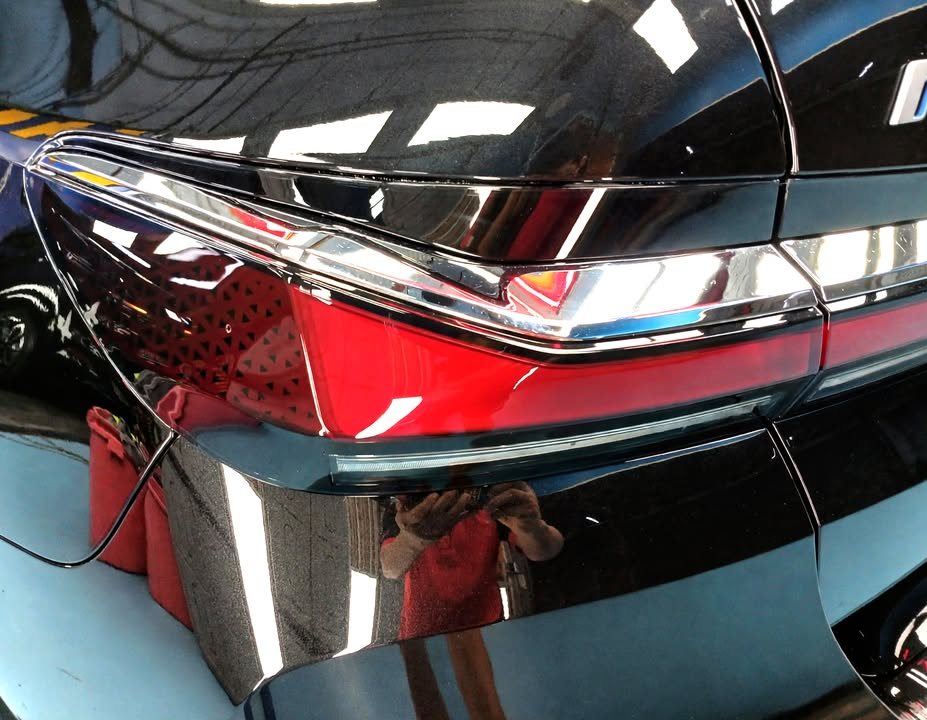 Close-up of the i7 tail lamp and rear quarter panel.