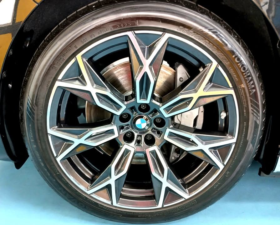 Two-tone multi-spoke alloy wheel on the BMW i7.