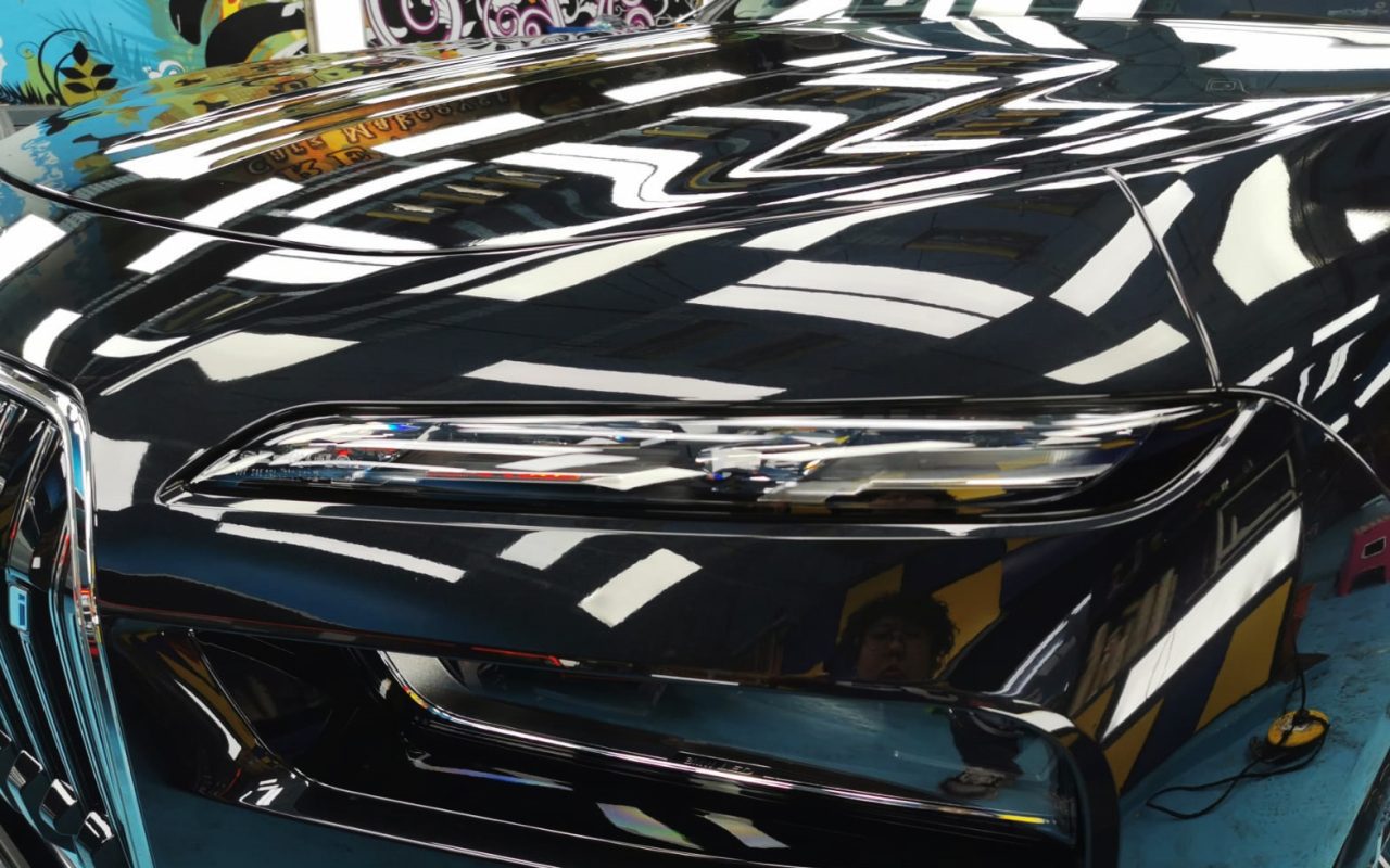 The i7's coated paintwork showing clean reflections.