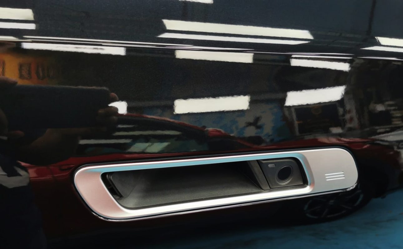Front three-quarter view of the BMW i7 after coating.