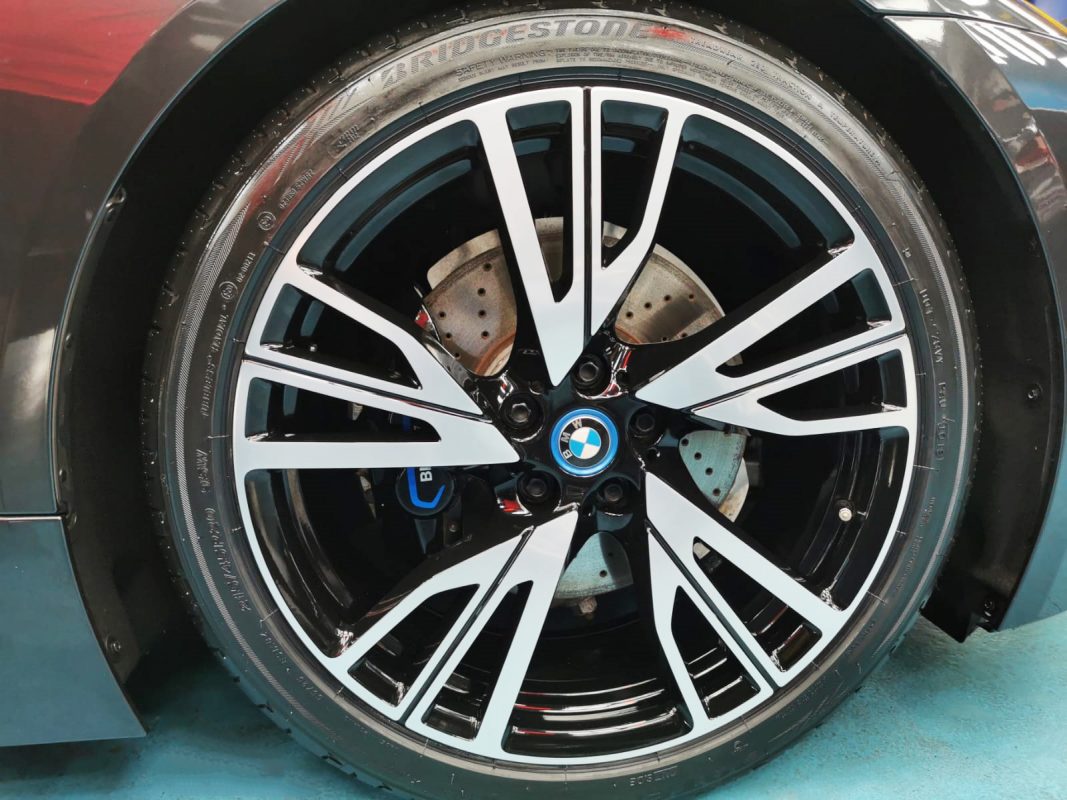 Front and rear of the BMW i8 inside the workshop, freshly coated.