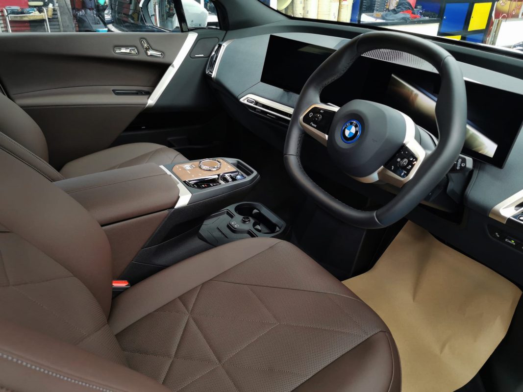 Detail of the BMW iX's bodywork sealed with ZeTough Ceramic.