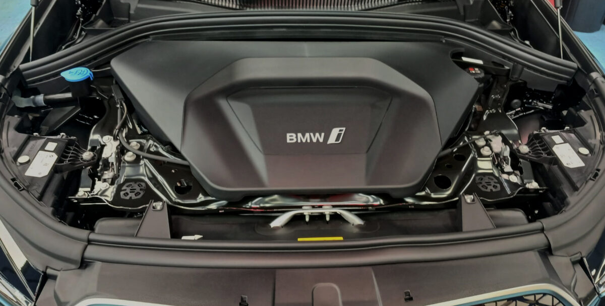 Detail of the BMW iX1's bodywork sealed with ZeTough Titanium.