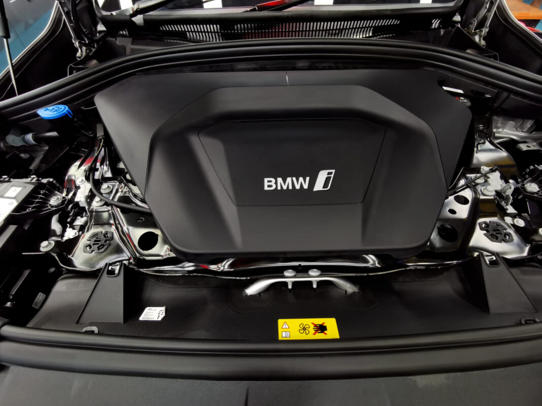 Detail of the BMW iX1's bodywork sealed with ZeTough Ceramic.