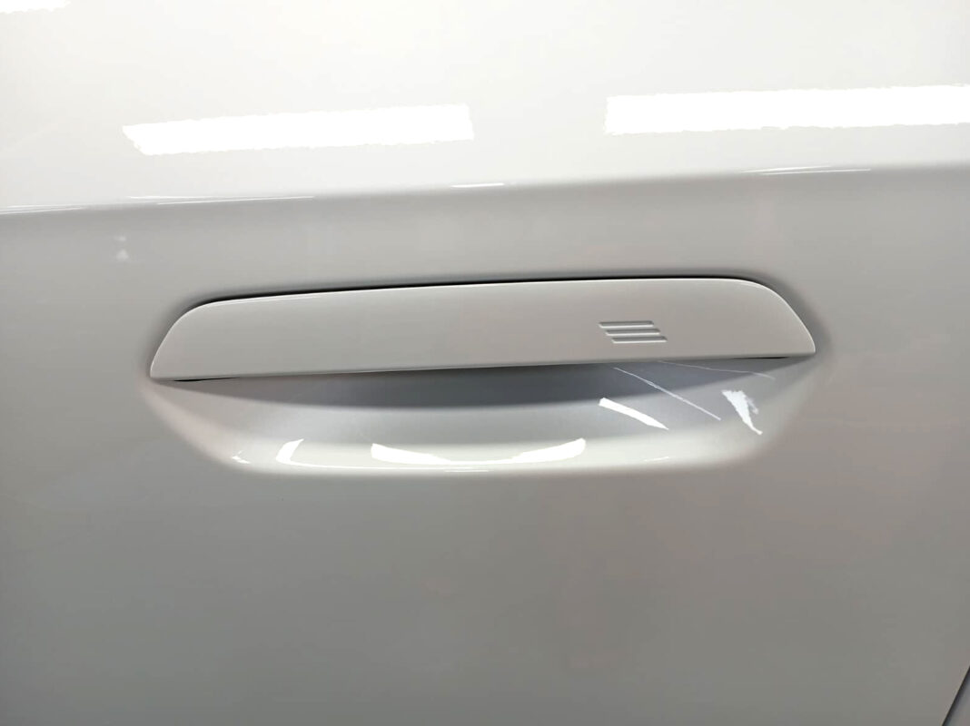 The coated paintwork of the BMW iX1, clean and sharp.