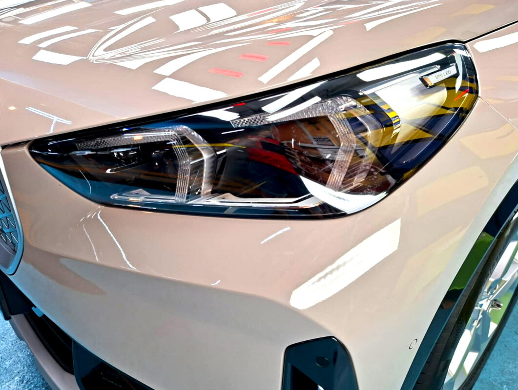 Glossy bodywork of the BMW iX1 after coating.