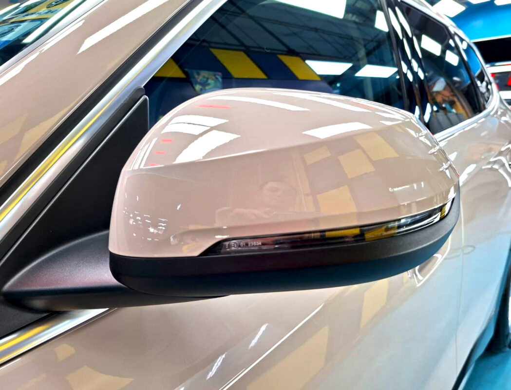 Detailed exterior of the BMW iX1.