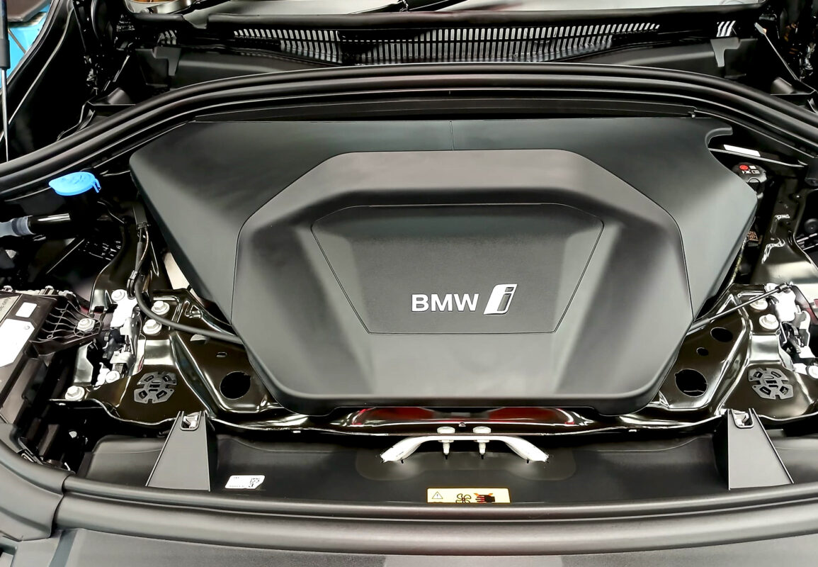 Detail of the BMW iX1's bodywork sealed with ZeTough Titanium.