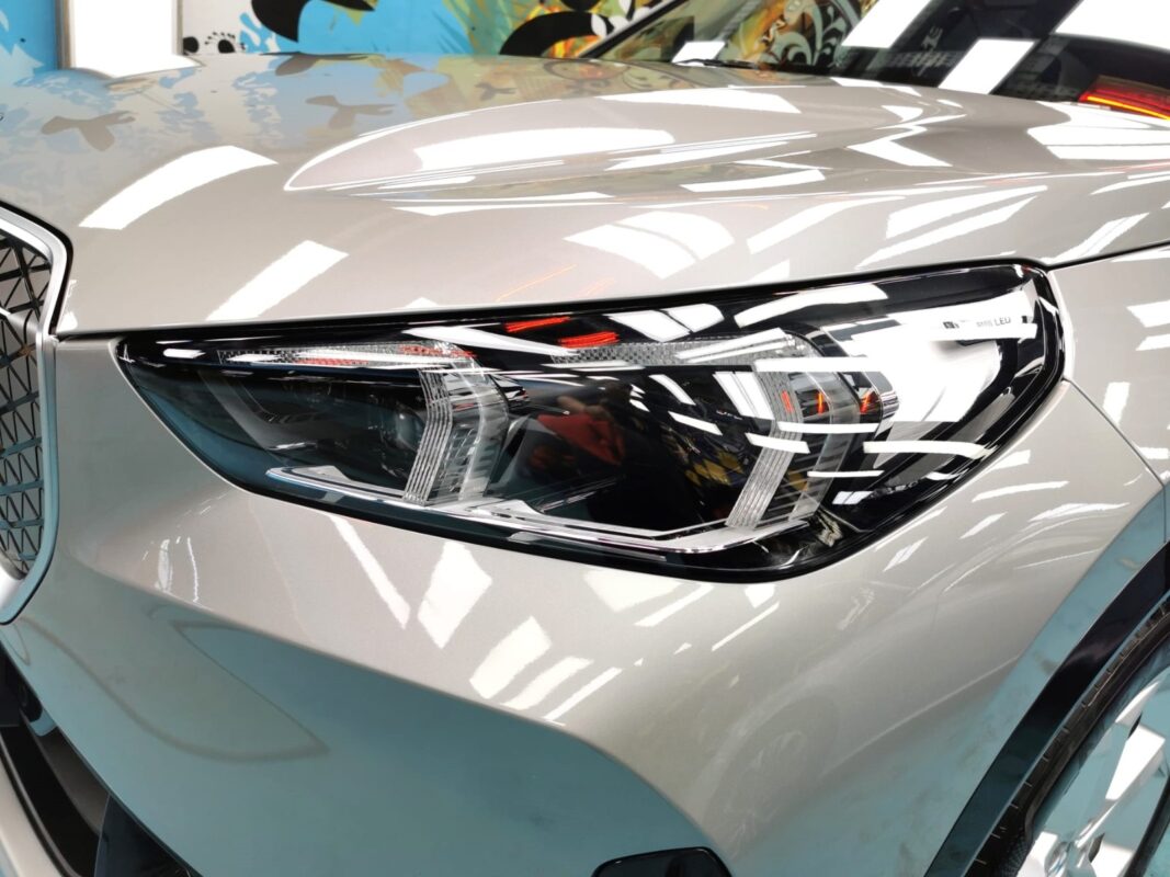 Glossy bodywork of the BMW iX1 after coating.