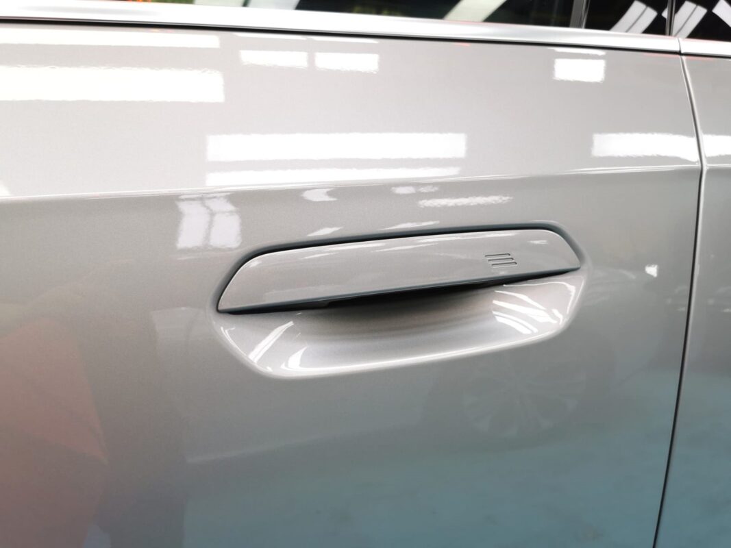 The coated paintwork of the BMW iX1, clean and sharp.