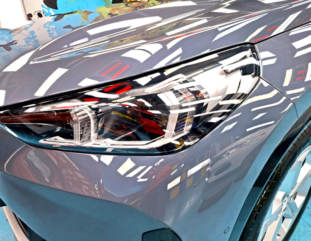 Glossy bodywork of the BMW iX1 after coating.