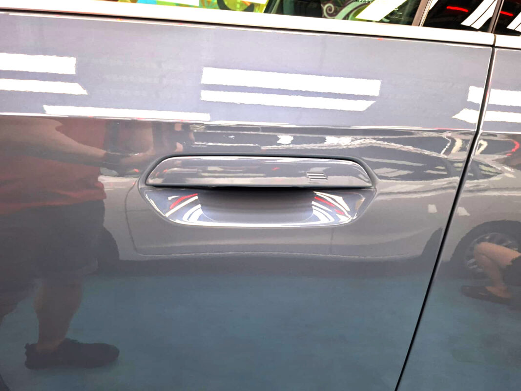 The coated paintwork of the BMW iX1, clean and sharp.