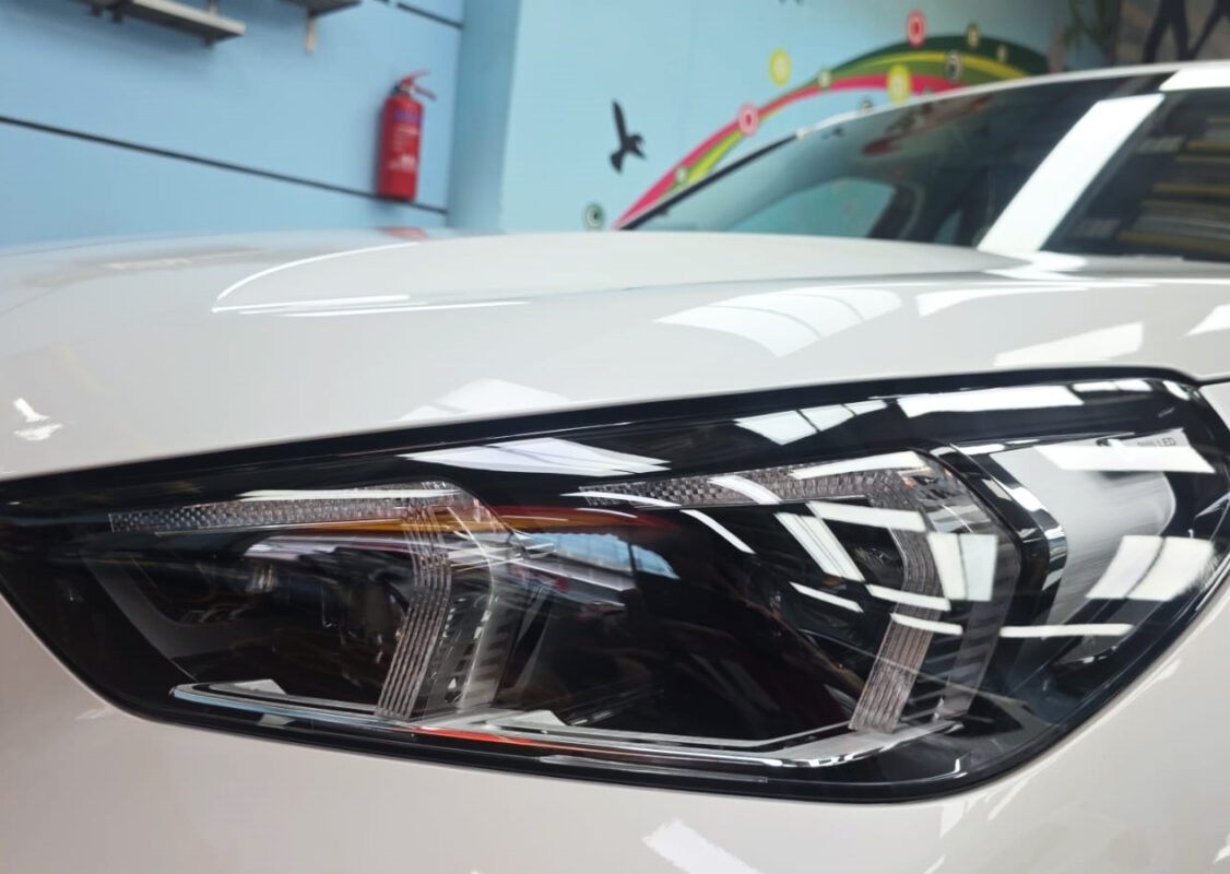 Glossy bodywork of the BMW iX1 after coating.