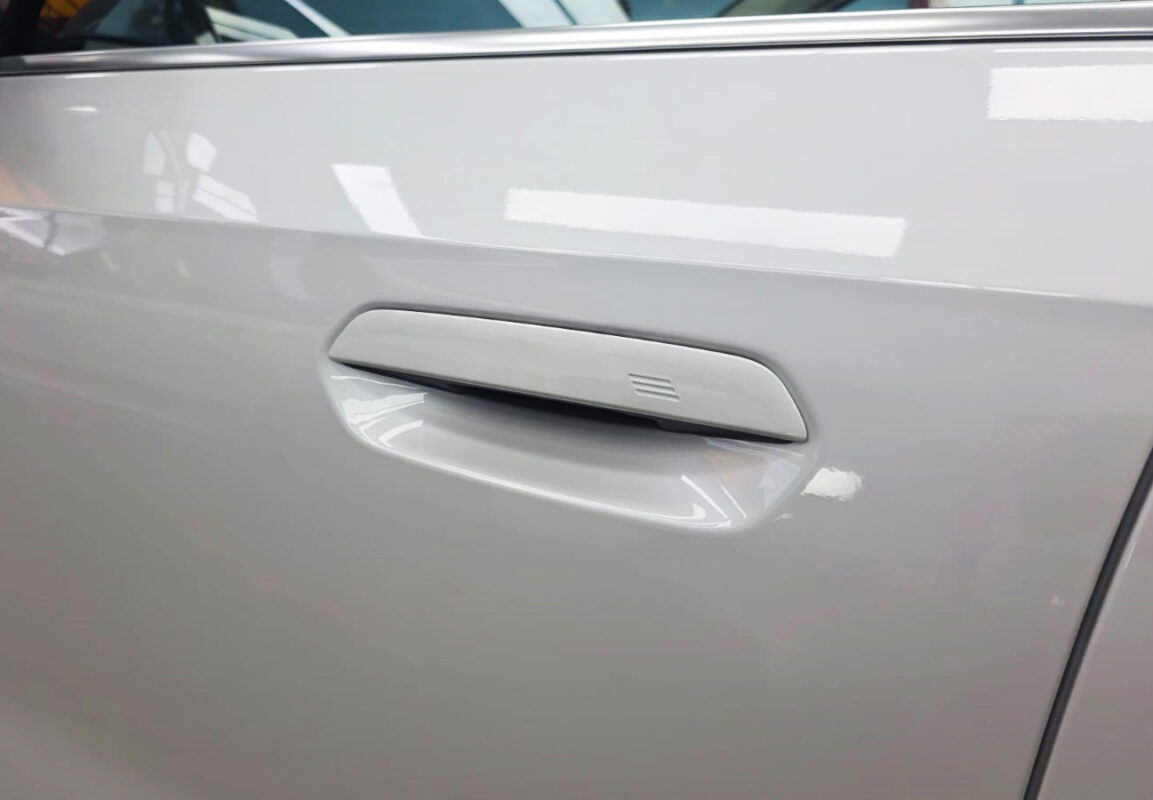 The coated paintwork of the BMW iX1, clean and sharp.