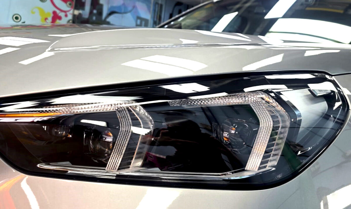 Glossy bodywork of the BMW iX1 after coating.
