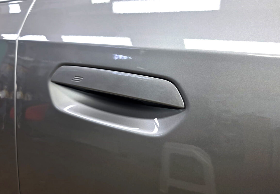 The coated paintwork of the BMW iX1, clean and sharp.