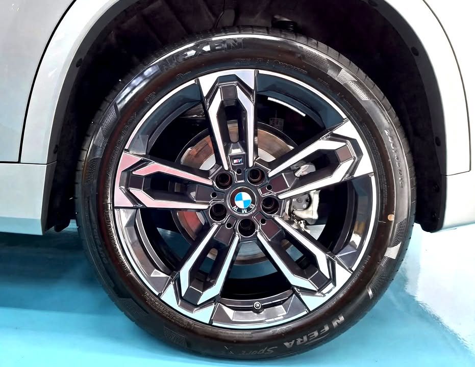 Close-up of the BMW iX1 alloy wheel and tyre.