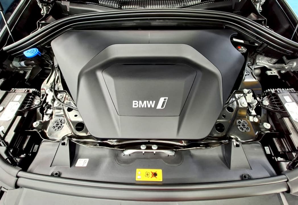 Front compartment of the BMW iX1 with the BMW i cover, cleaned.