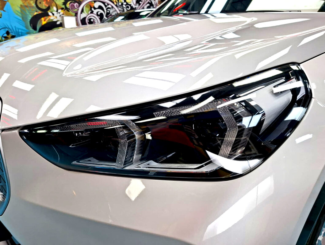 Glossy bodywork of the BMW iX1 after coating.