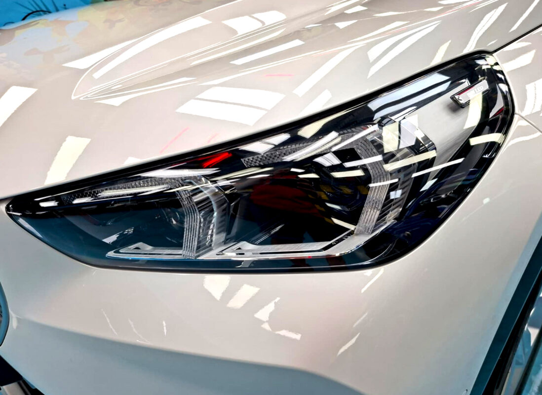 Glossy bodywork of the BMW iX1 after coating.