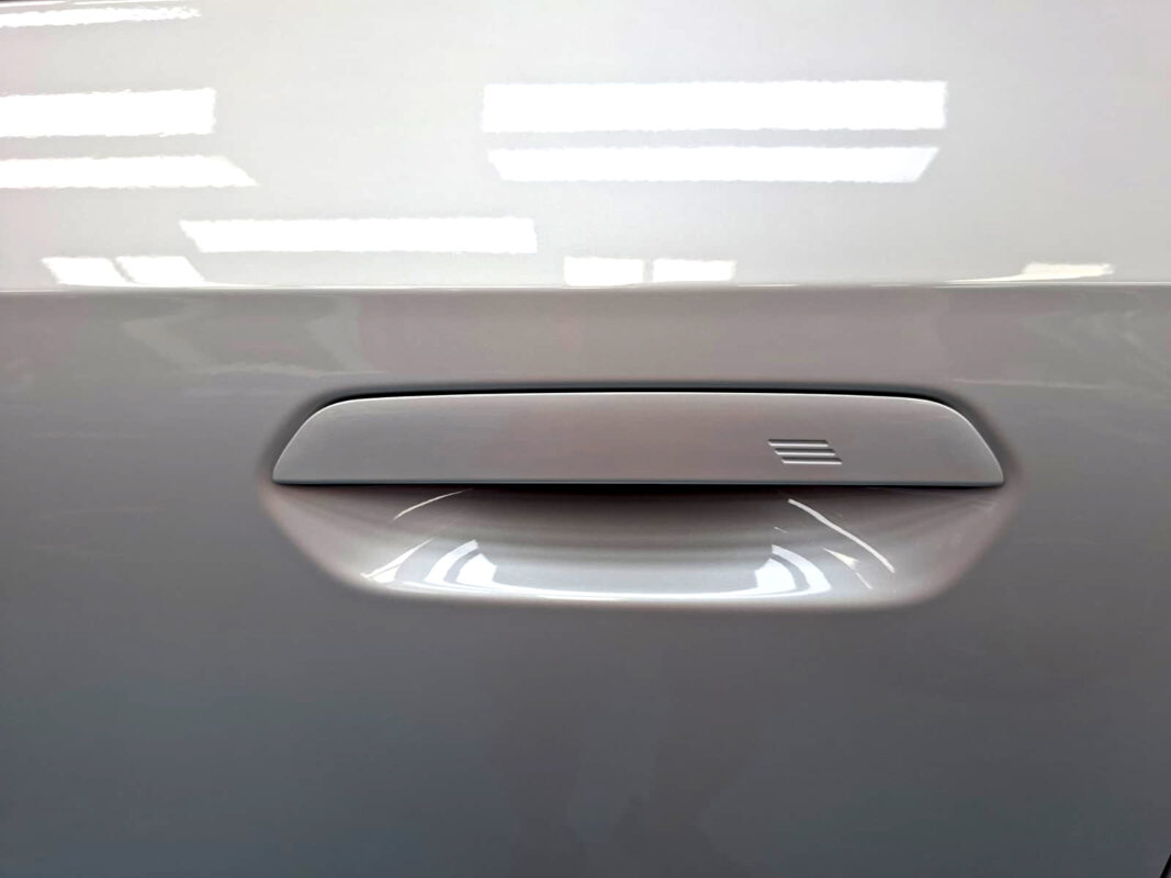The coated paintwork of the BMW iX1, clean and sharp.