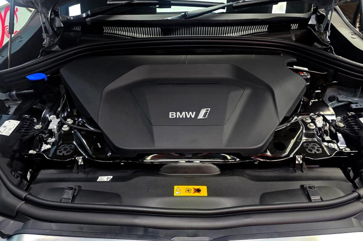Detail of the BMW iX2's bodywork sealed with ZeTough Titanium.