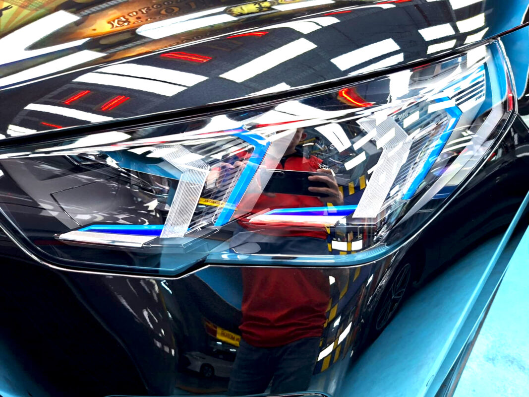 Glossy bodywork of the BMW iX2 after coating.