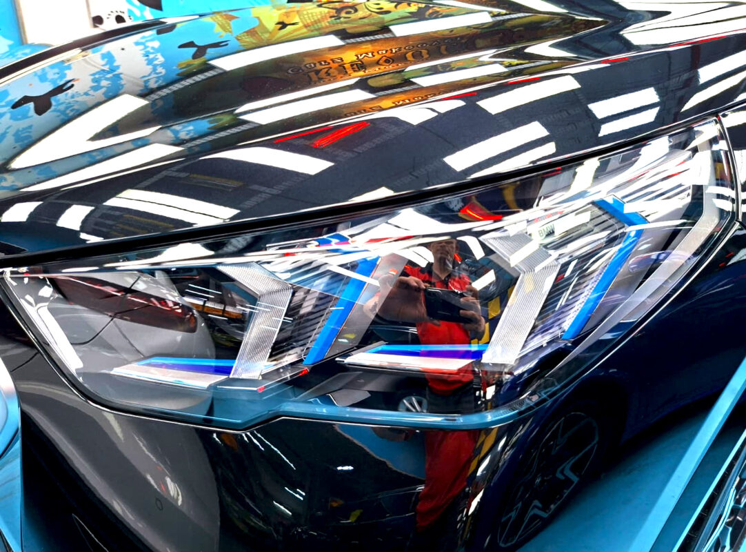 Glossy bodywork of the BMW iX2 after coating.