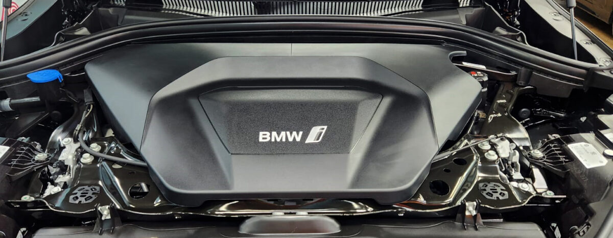 Detail of the BMW iX2's bodywork sealed with ZeTough Titanium.