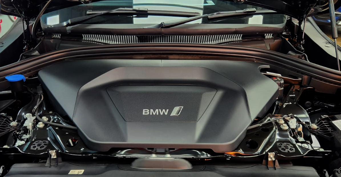 Detail of the BMW iX2's bodywork sealed with ZeTough Ceramic.