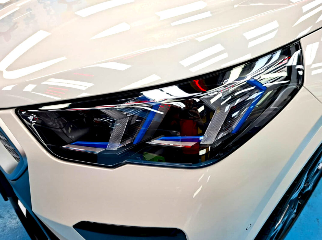Glossy bodywork of the BMW iX2 after coating.