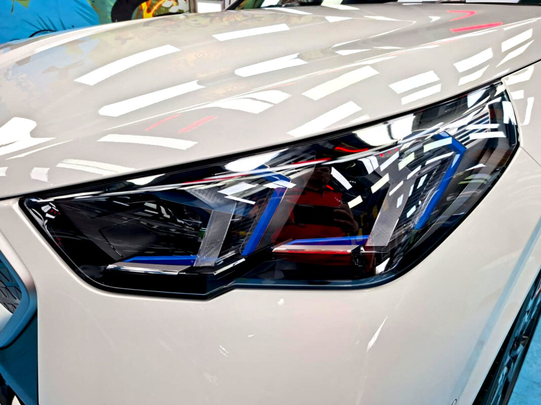 Glossy bodywork of the BMW iX2 after coating.