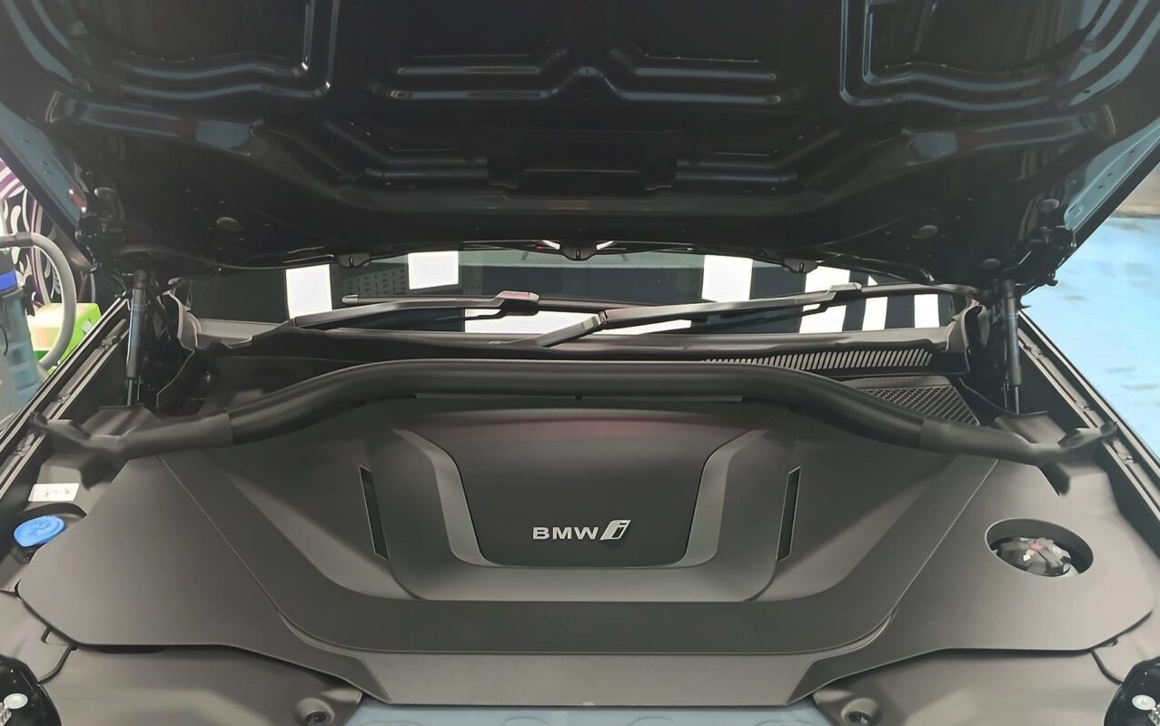 Detail of the BMW iX3's bodywork sealed with ZeTough Titanium.