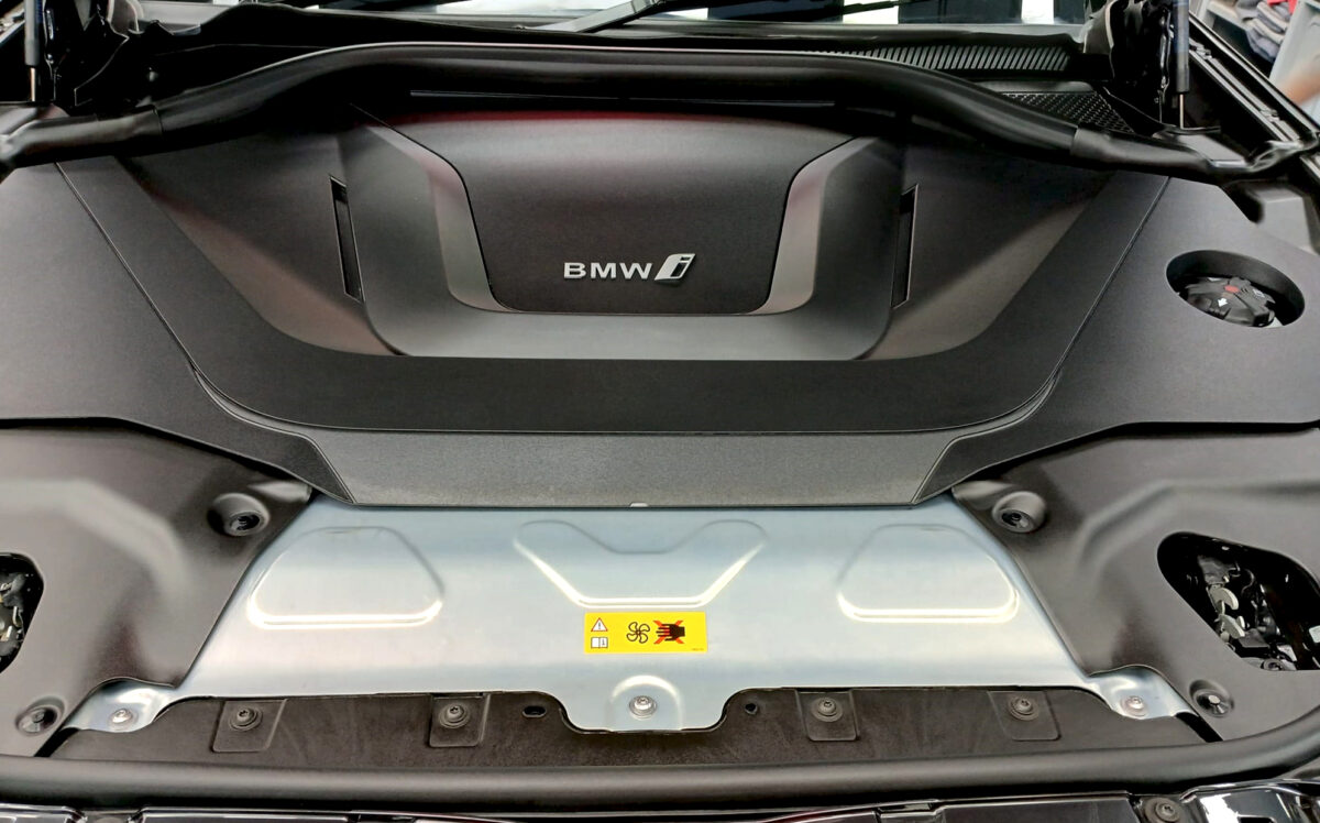 Detail of the BMW iX3's bodywork sealed with ZeTough Titanium.